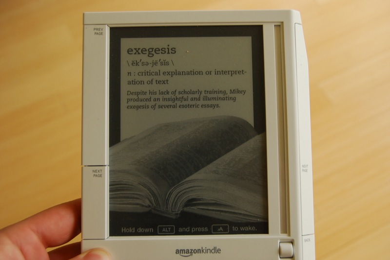 Illustration for article titled Amazon Kindle Real-Life Review (Verdict: Lightweight, Long Lasting and Easy to Grip... In Bed)